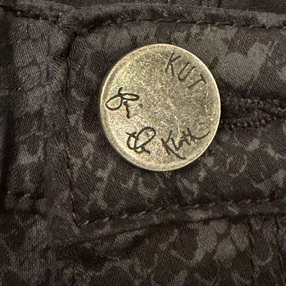 Kut from the Kloth, Jennifer Ultra Skinny Black Snakeskin Pattern Jeans, Size 6 - Picture 5 of 11